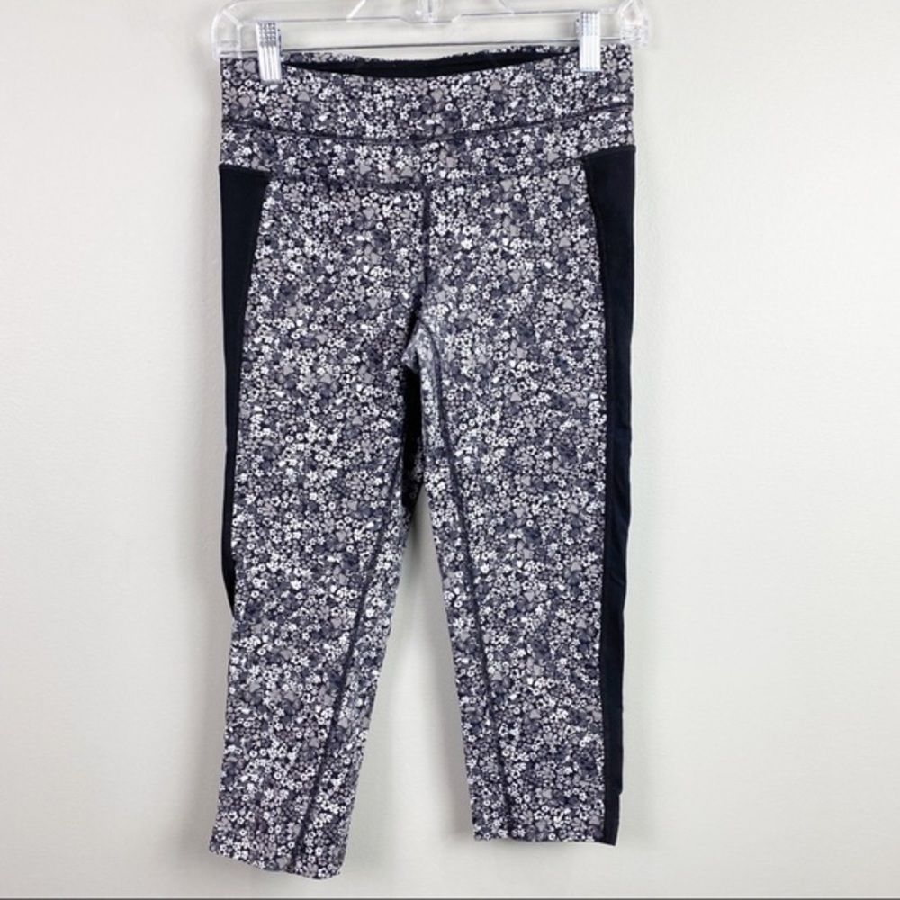 Athleta Black and White Floral Cropped leggings Small